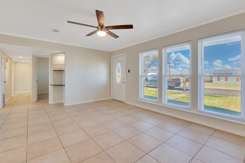 3704 Travis Ave - Photo 3 of 16