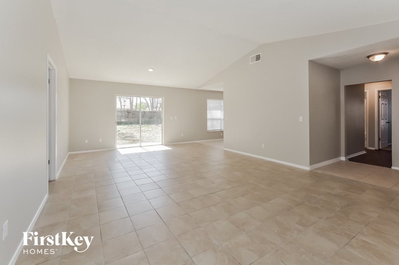 2005 N Parkton Dr - Photo 4 of 15