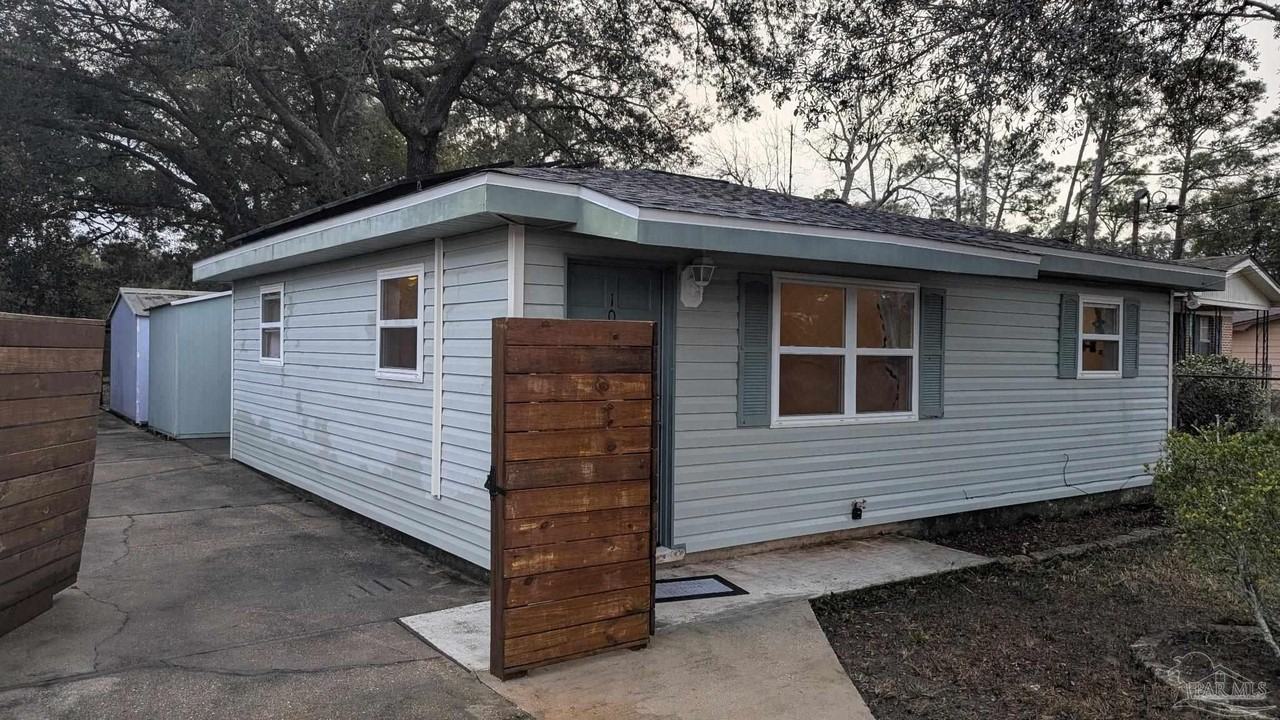 1010 Hawthorn Dr - Photo 2 of 21