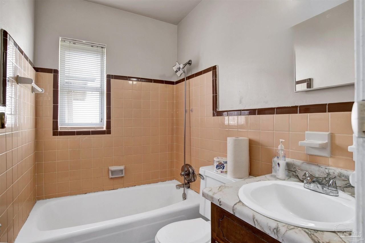 2802 W Gonzalez St - Photo 6 of 24