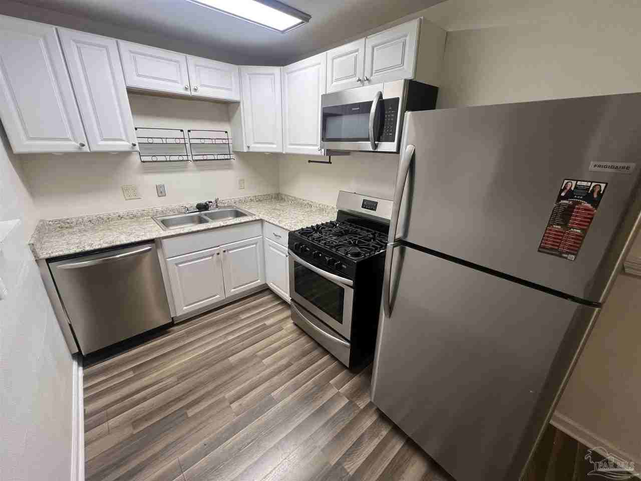 7870 Castlegate Dr - Photo 4 of 19