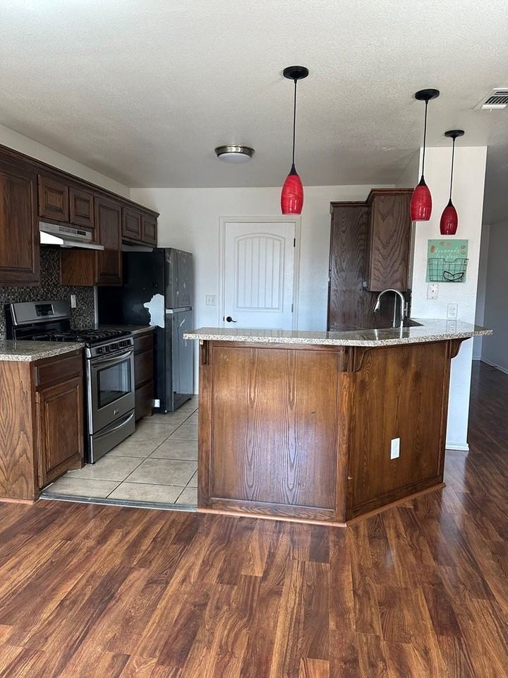 1218 Elm Ave - Photo 4 of 11