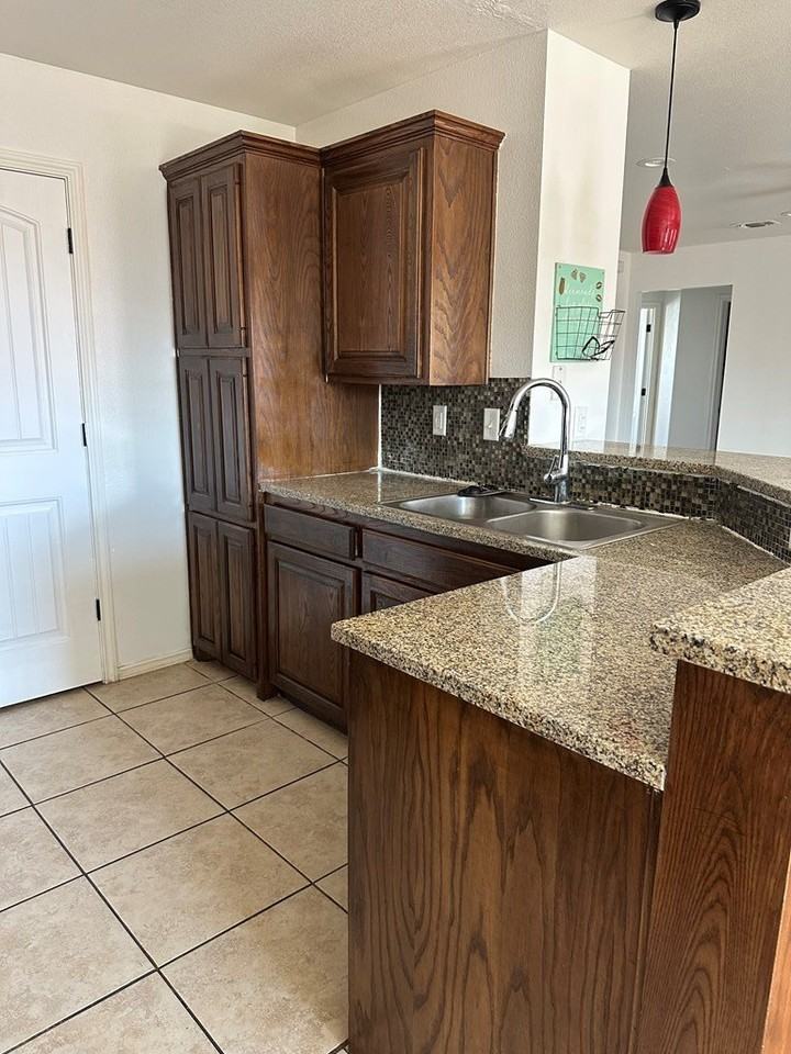 1218 Elm Ave - Photo 5 of 11