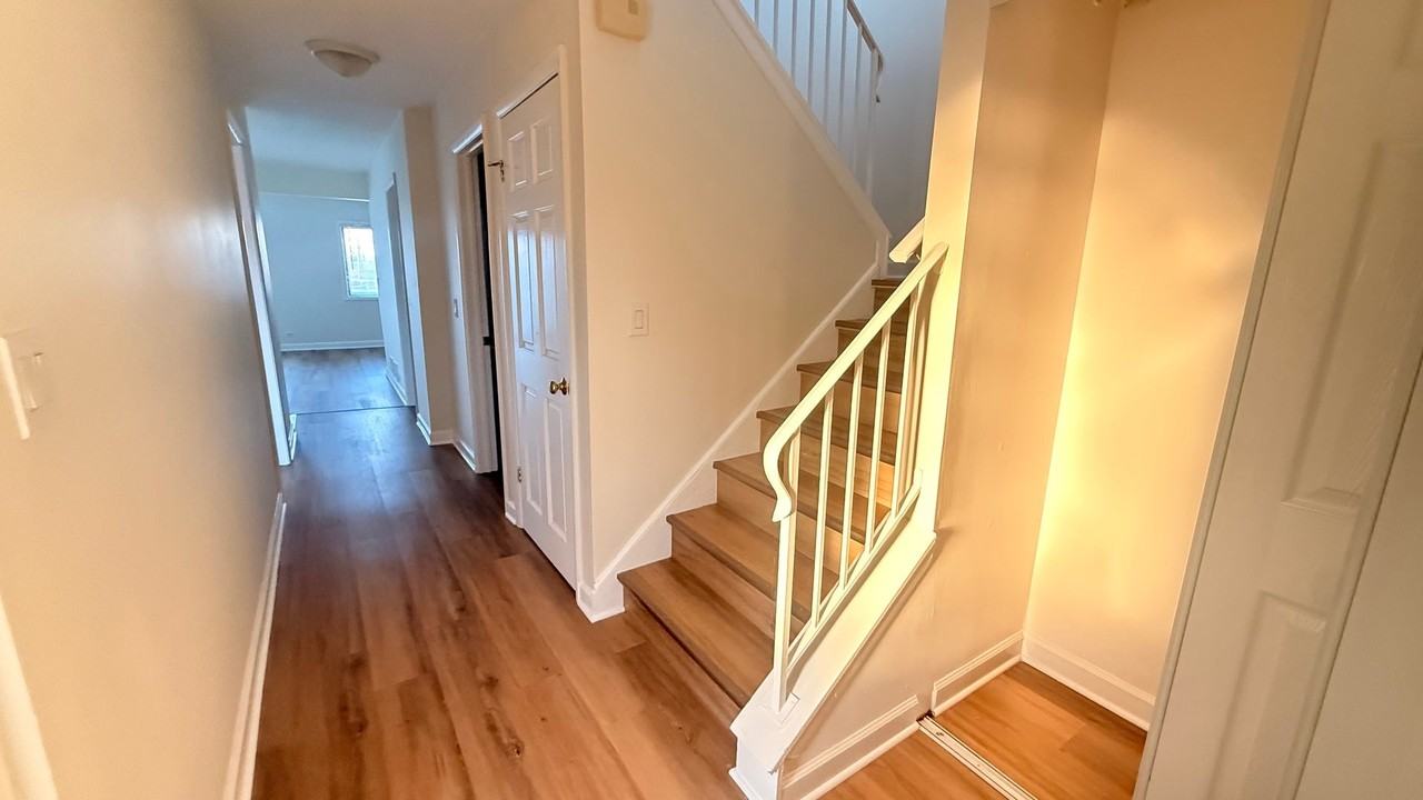 604 Bayview Pt - Photo 3 of 17