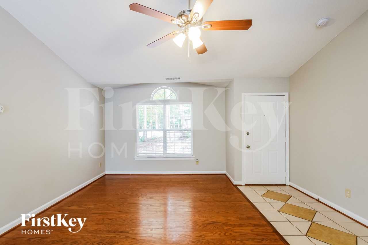 110 Waderich Ln - Photo 3 of 19