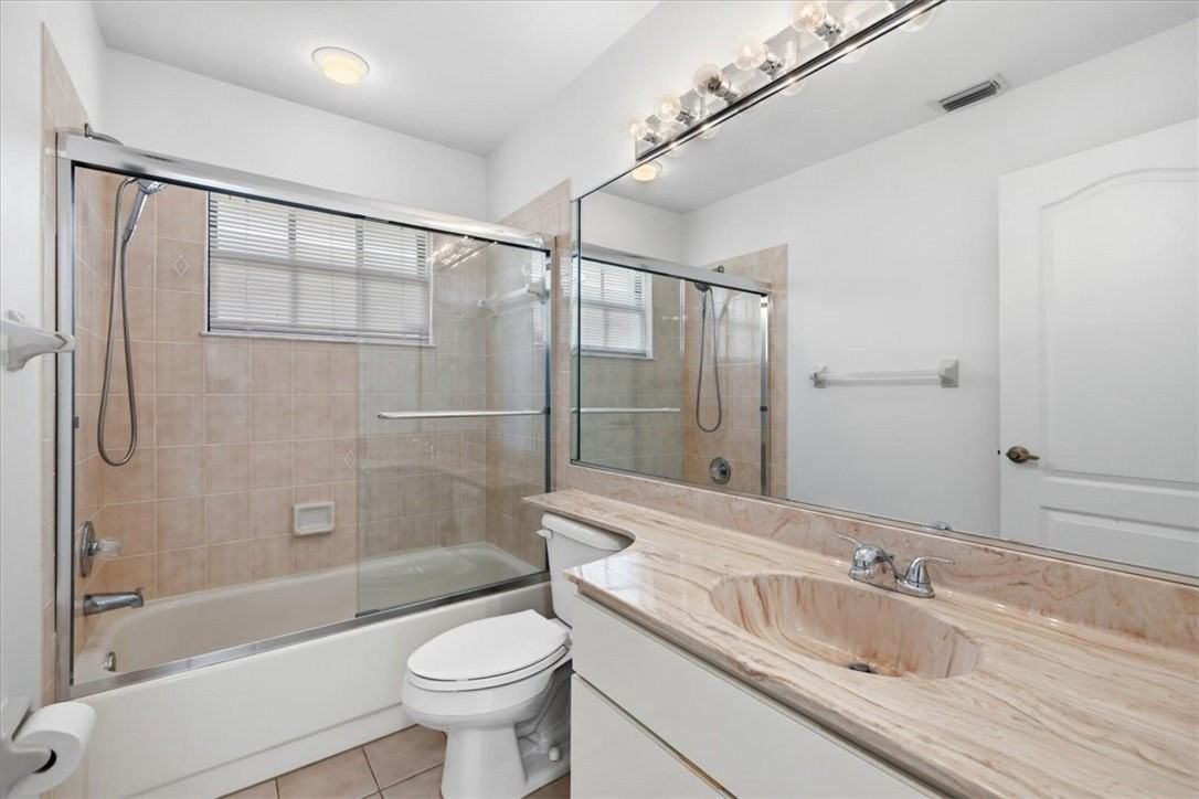 1902 Se Gaskins Cir - Photo 3 of 36