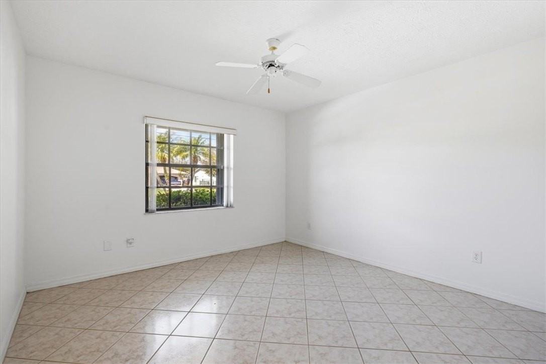 1902 Se Gaskins Cir - Photo 4 of 36