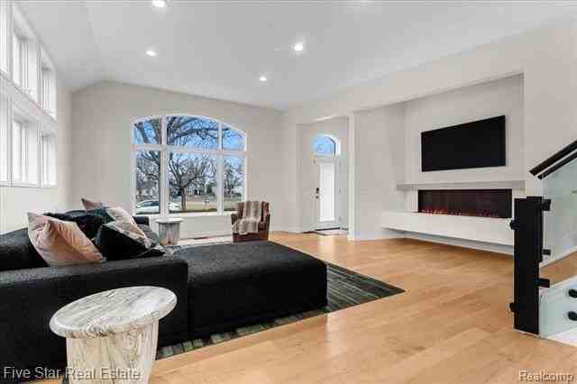 960 Davis Ave - Photo 5 of 44