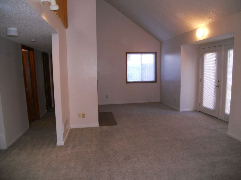 2322 Hawthorn Dr - Photo 4 of 8