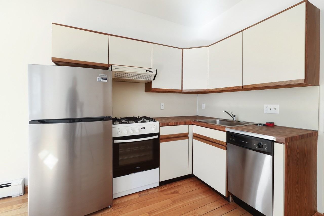 75 Jackson St Apt 1r - Photo 2 of 6