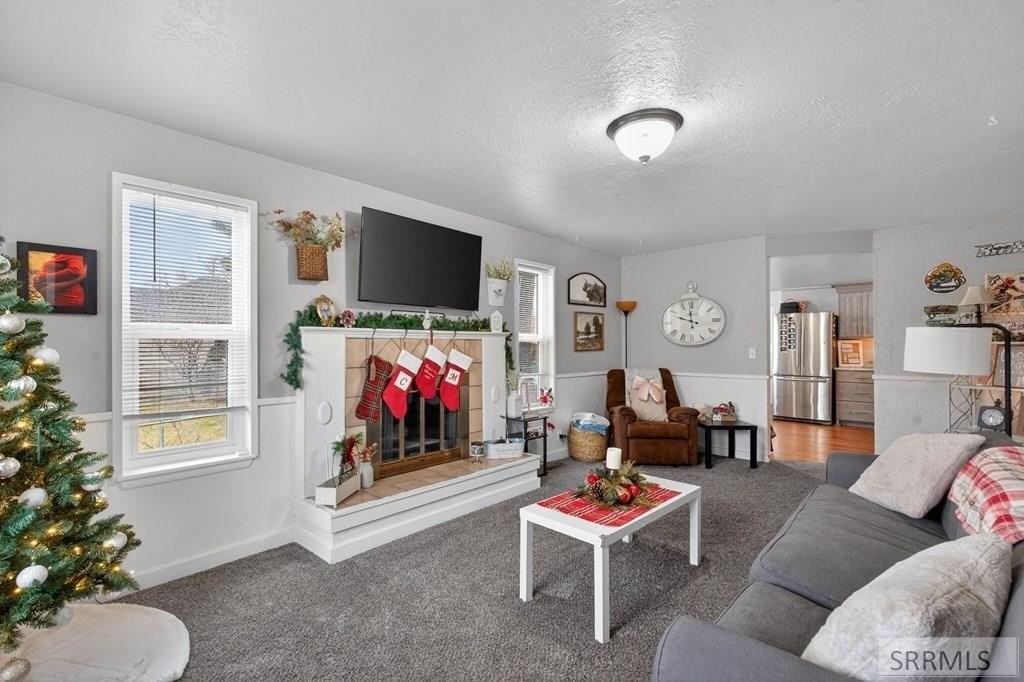 337 N Johnson Ave - Photo 2 of 34