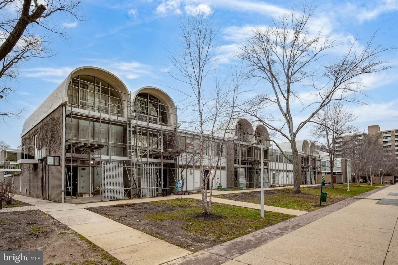 302 N St Sw Unit 302 - Photo 2 of 50