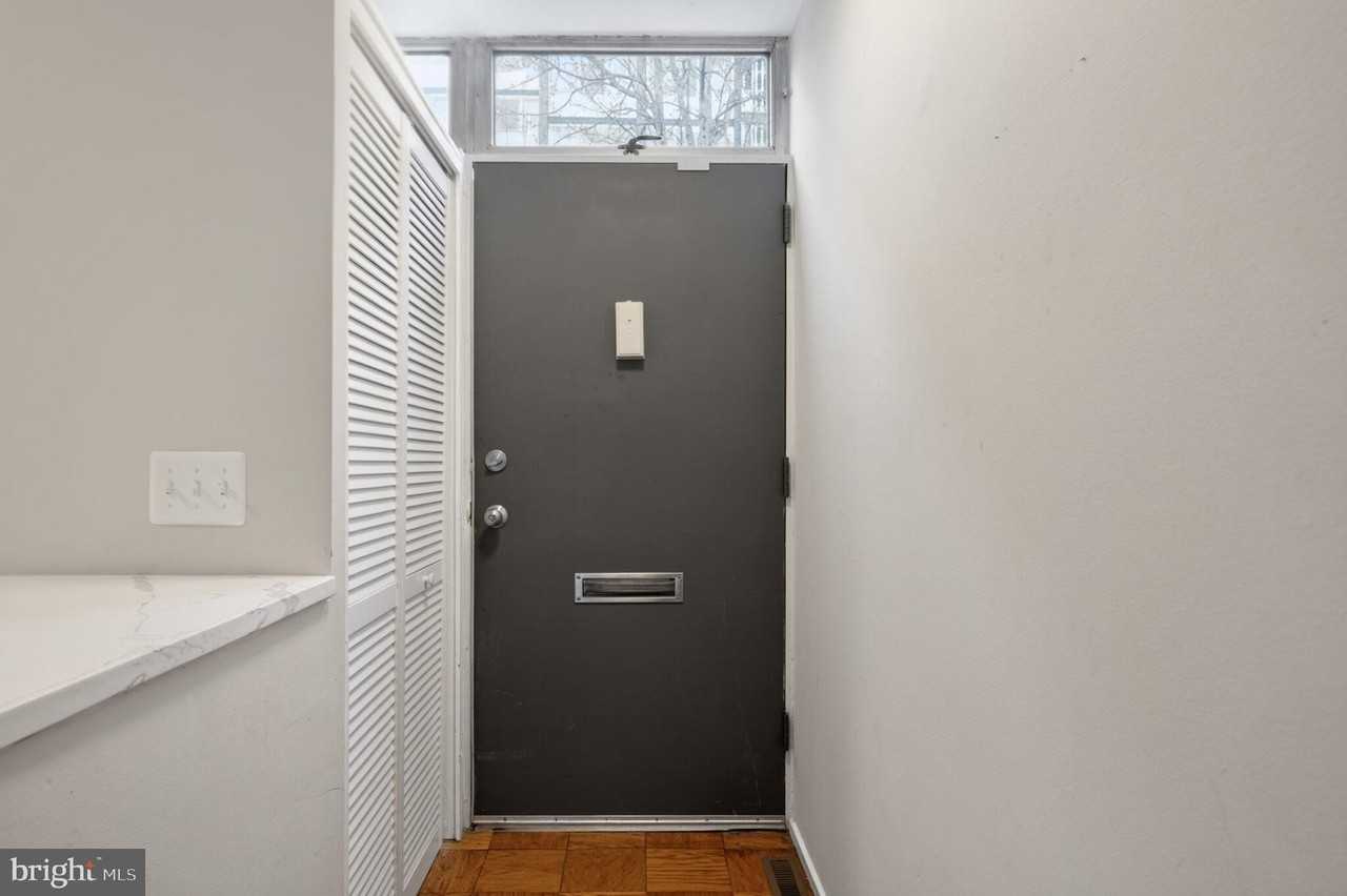 302 N St Sw Unit 302 - Photo 4 of 50