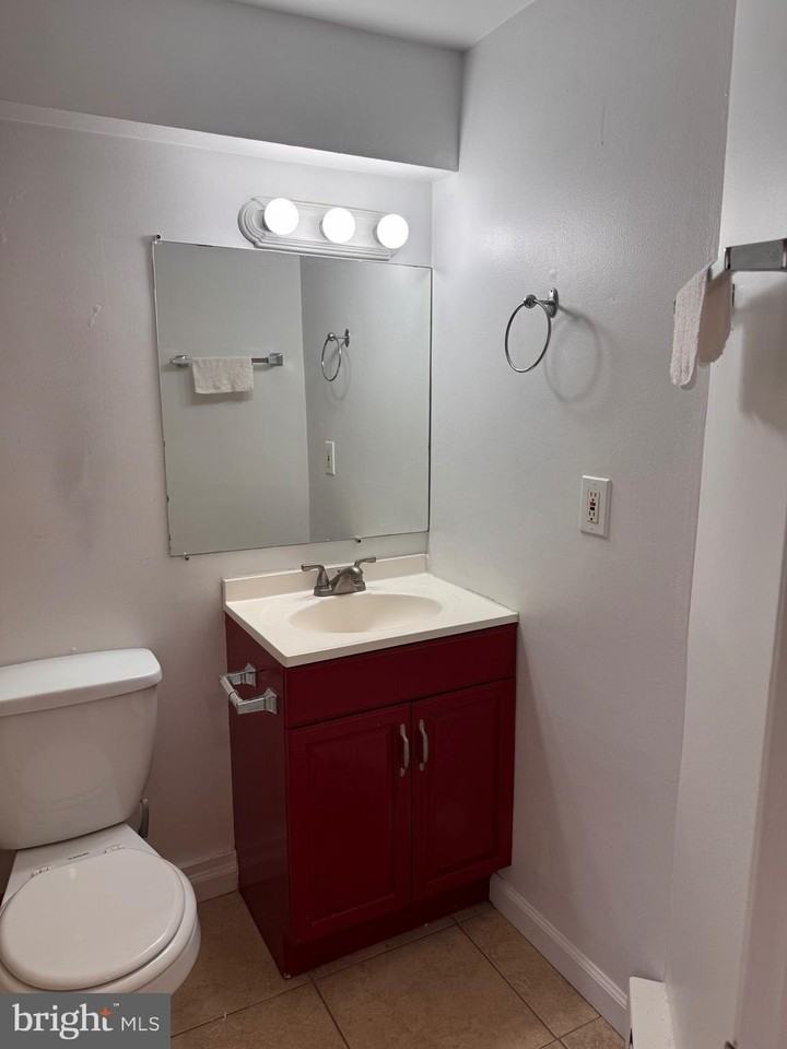 1513 Massachusetts Ave Se Unit B - Photo 2 of 9