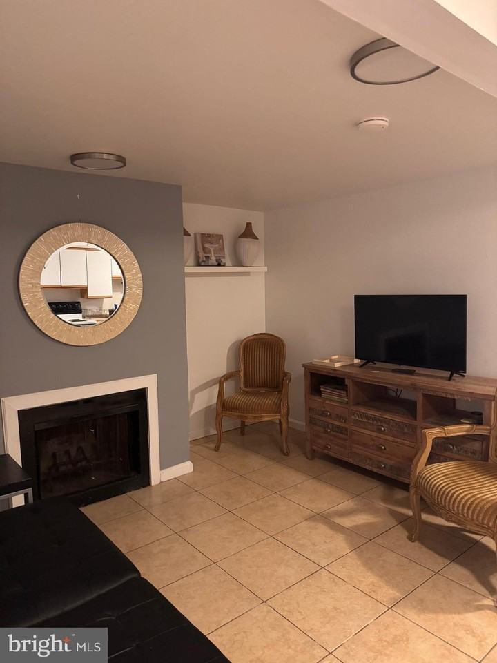 1513 Massachusetts Ave Se Unit B - Photo 3 of 9