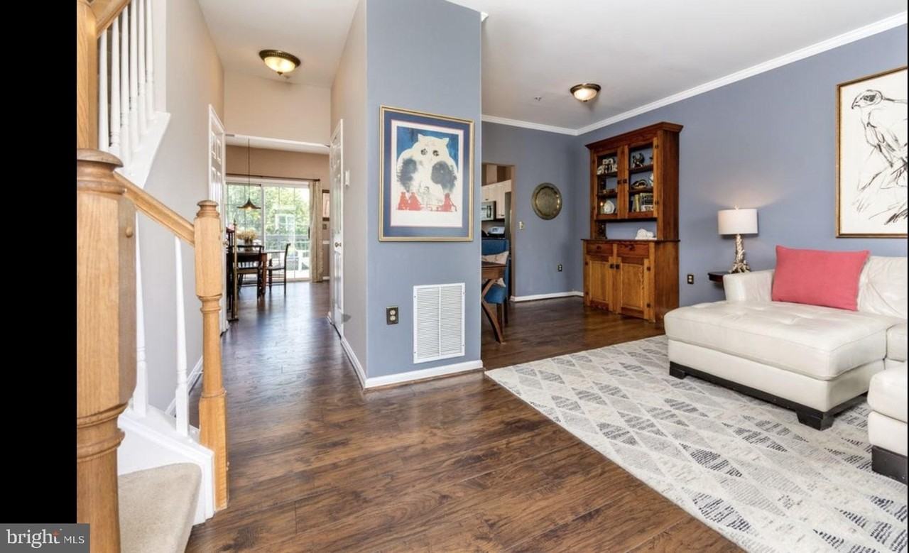 2546 Selkirk Ct - Photo 3 of 24