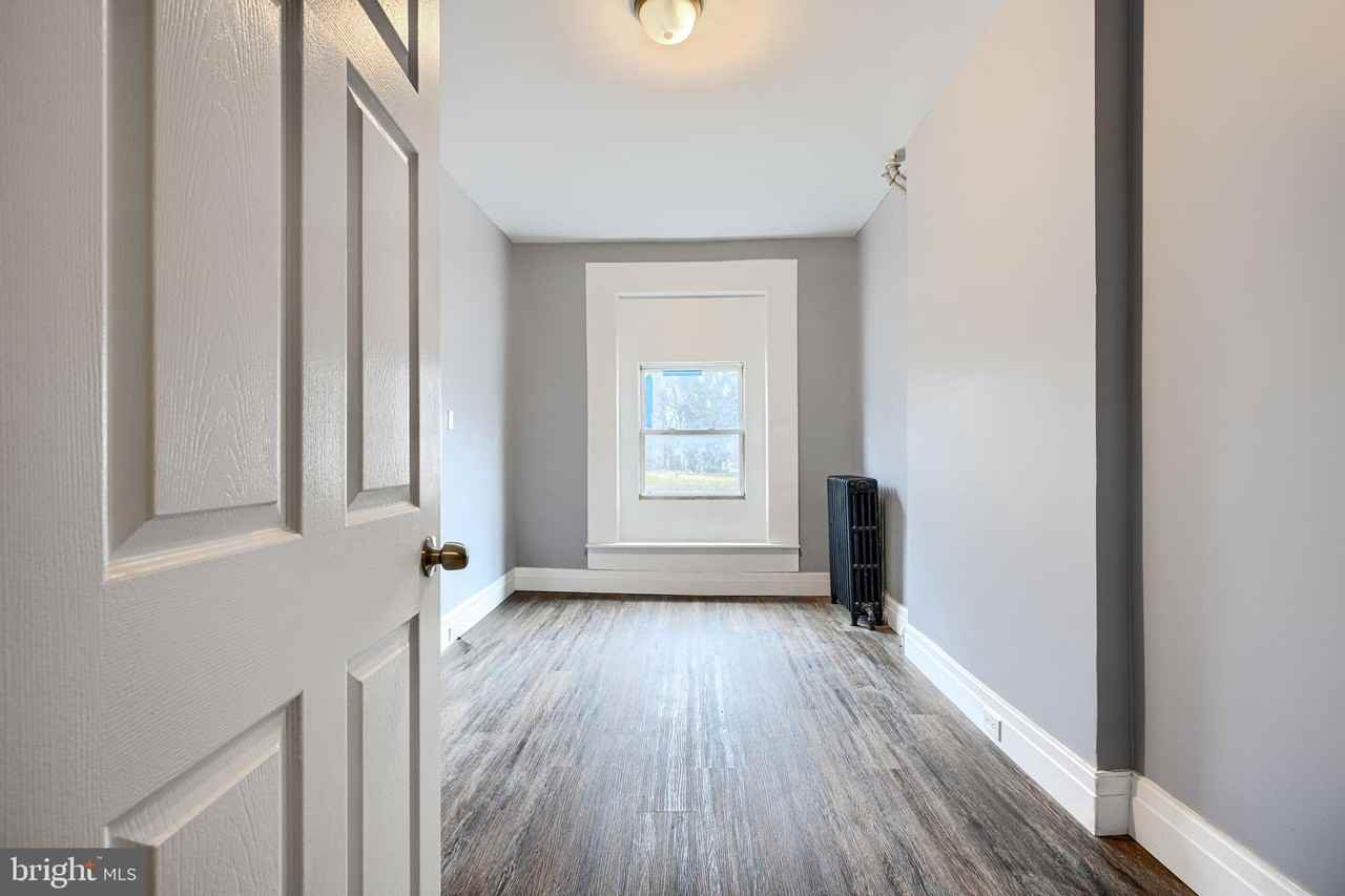 2533 W Lombard St - Photo 2 of 40