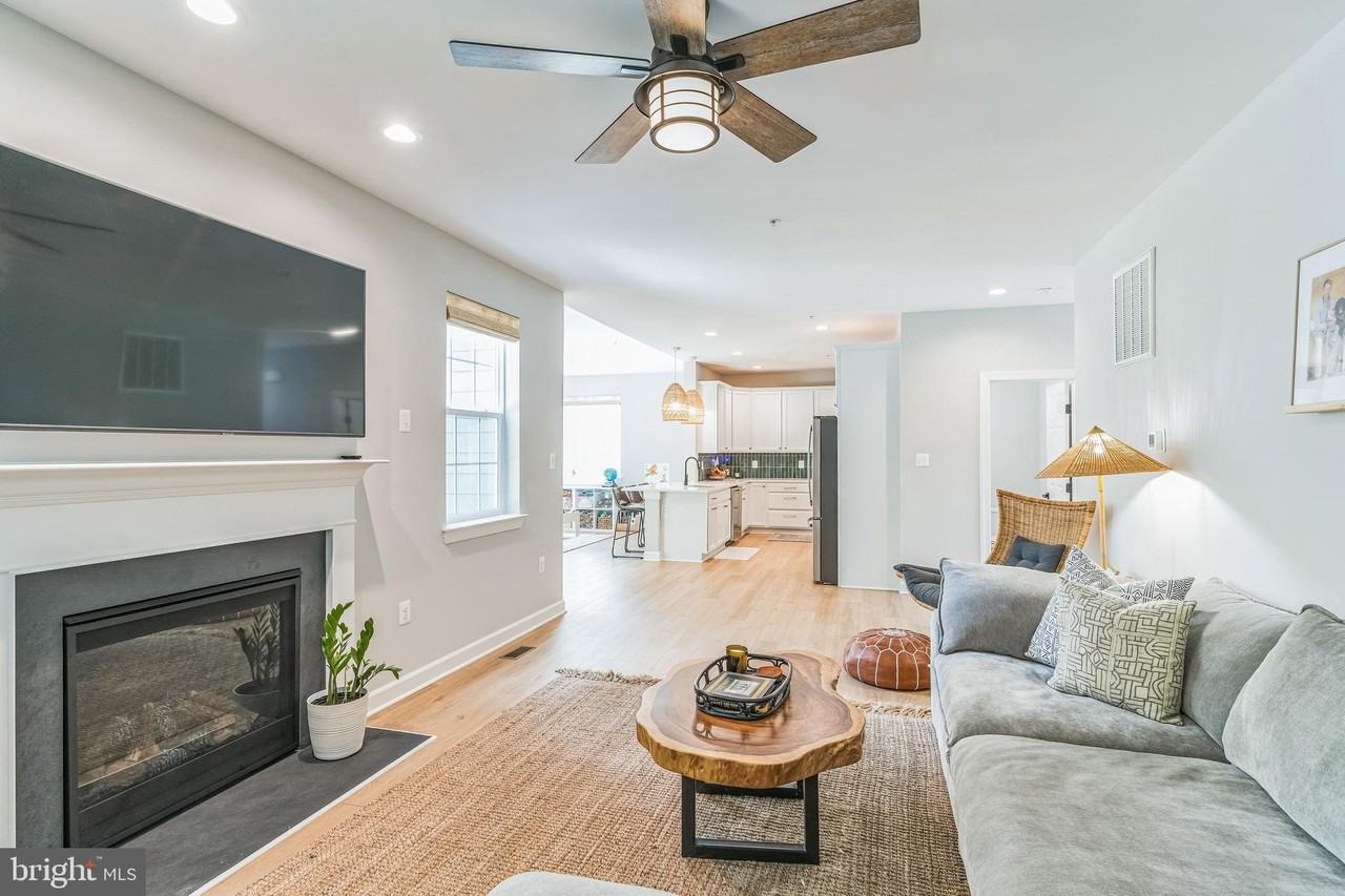 14720 Locust Ct - Photo 5 of 41