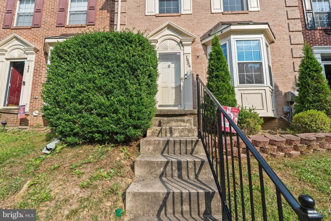 1954 Millington Sq - Photo 3 of 25