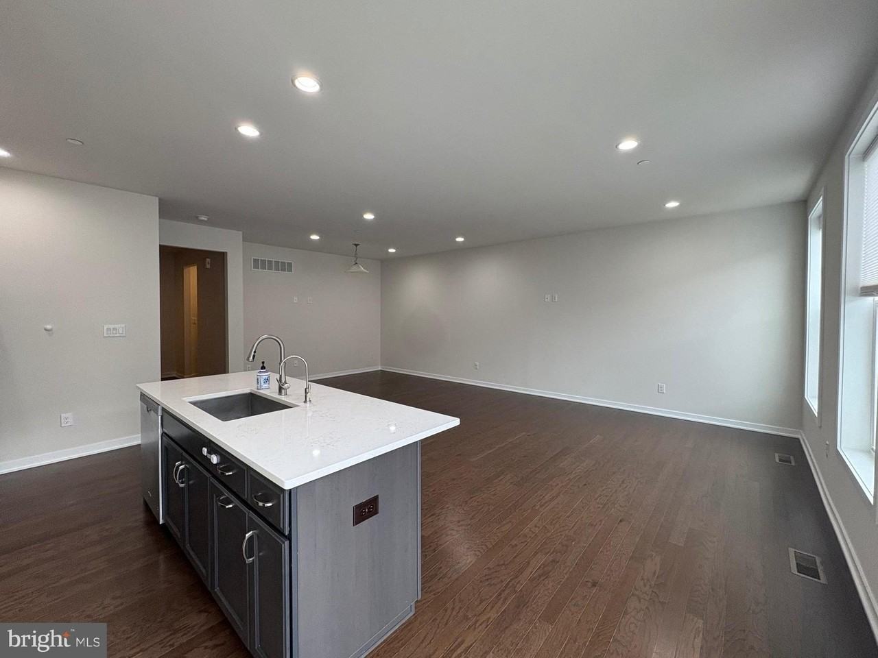 208 Segel Dr - Photo 7 of 24