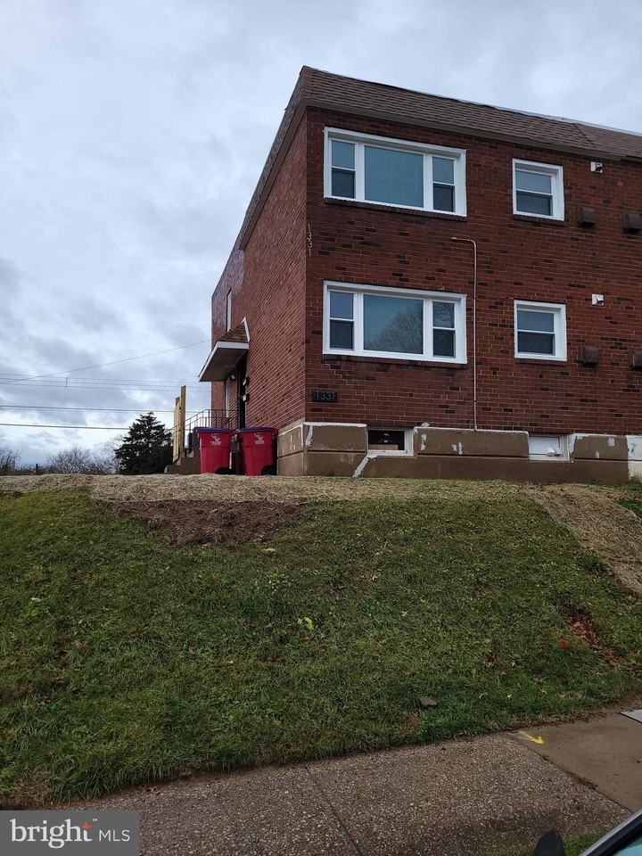 1331 Astor St Unit 2 - Photo 3 of 39