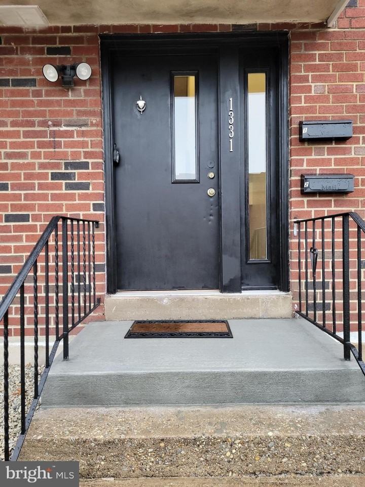 1331 Astor St Unit 2 - Photo 5 of 39