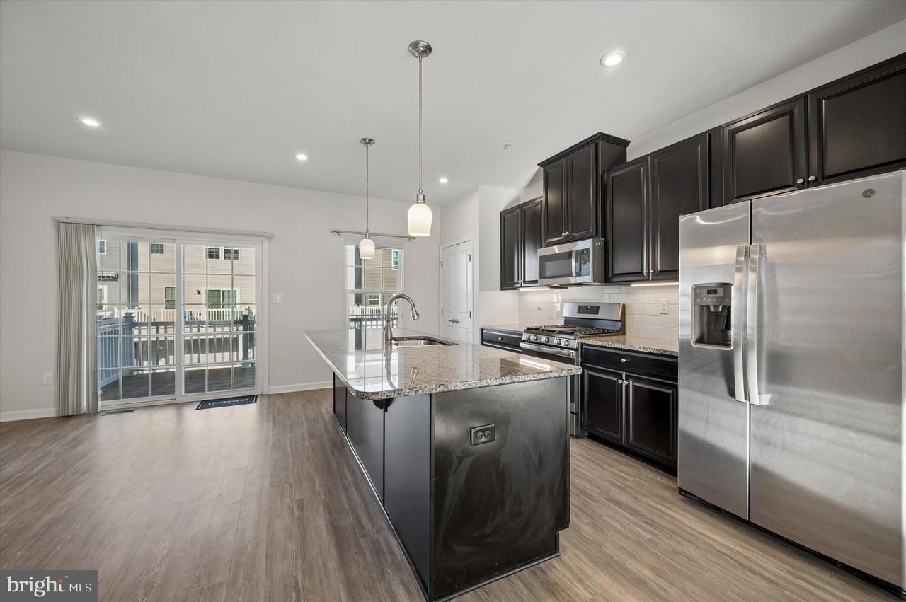 214 Bamboo Dr - Photo 3 of 25