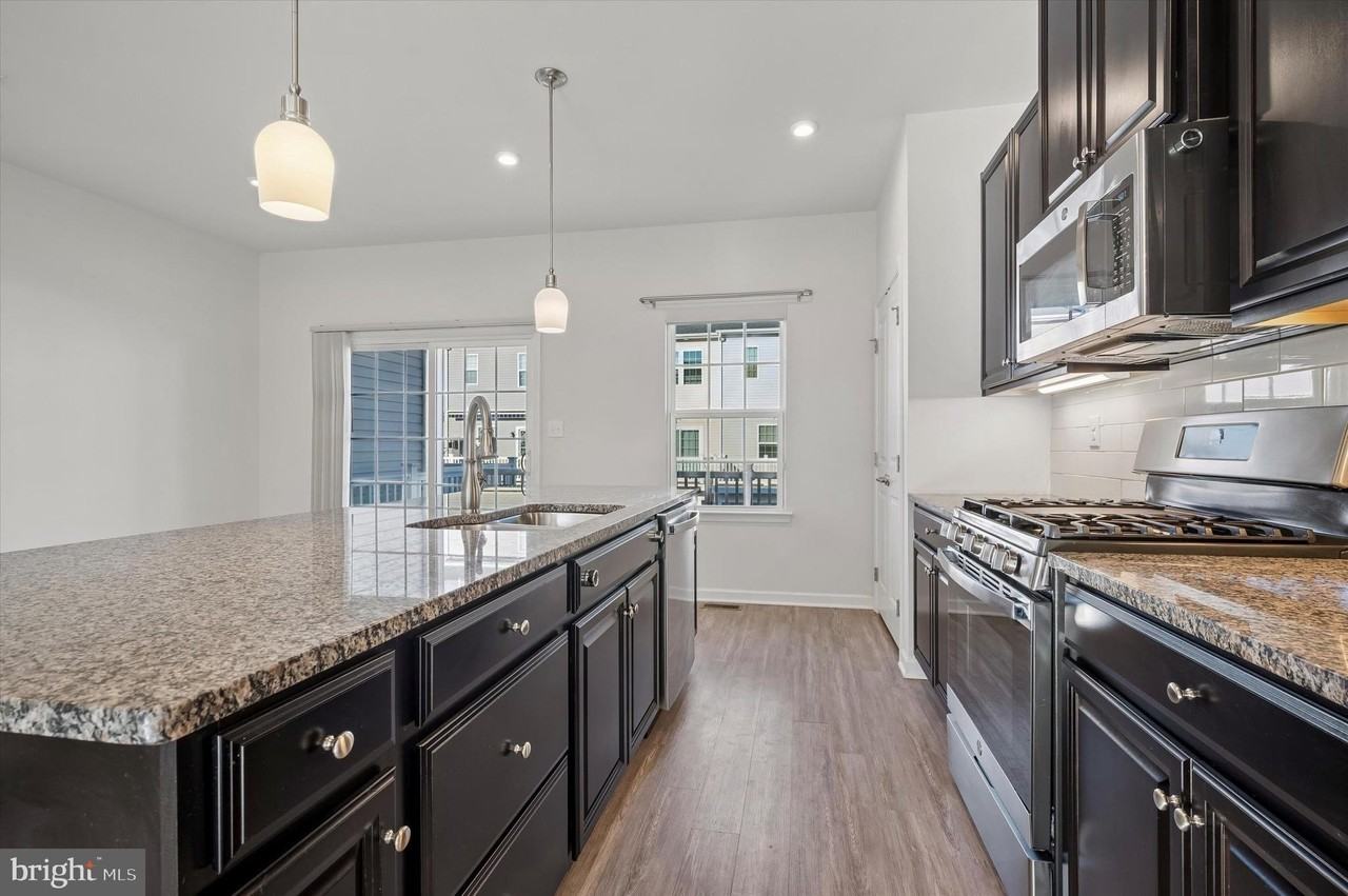 214 Bamboo Dr - Photo 5 of 25