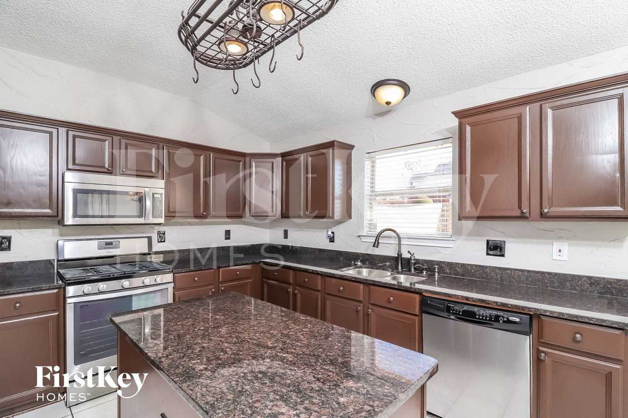 2406 Elliott Ave - Photo 5 of 15