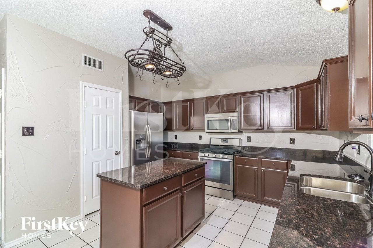 2406 Elliott Ave - Photo 6 of 15