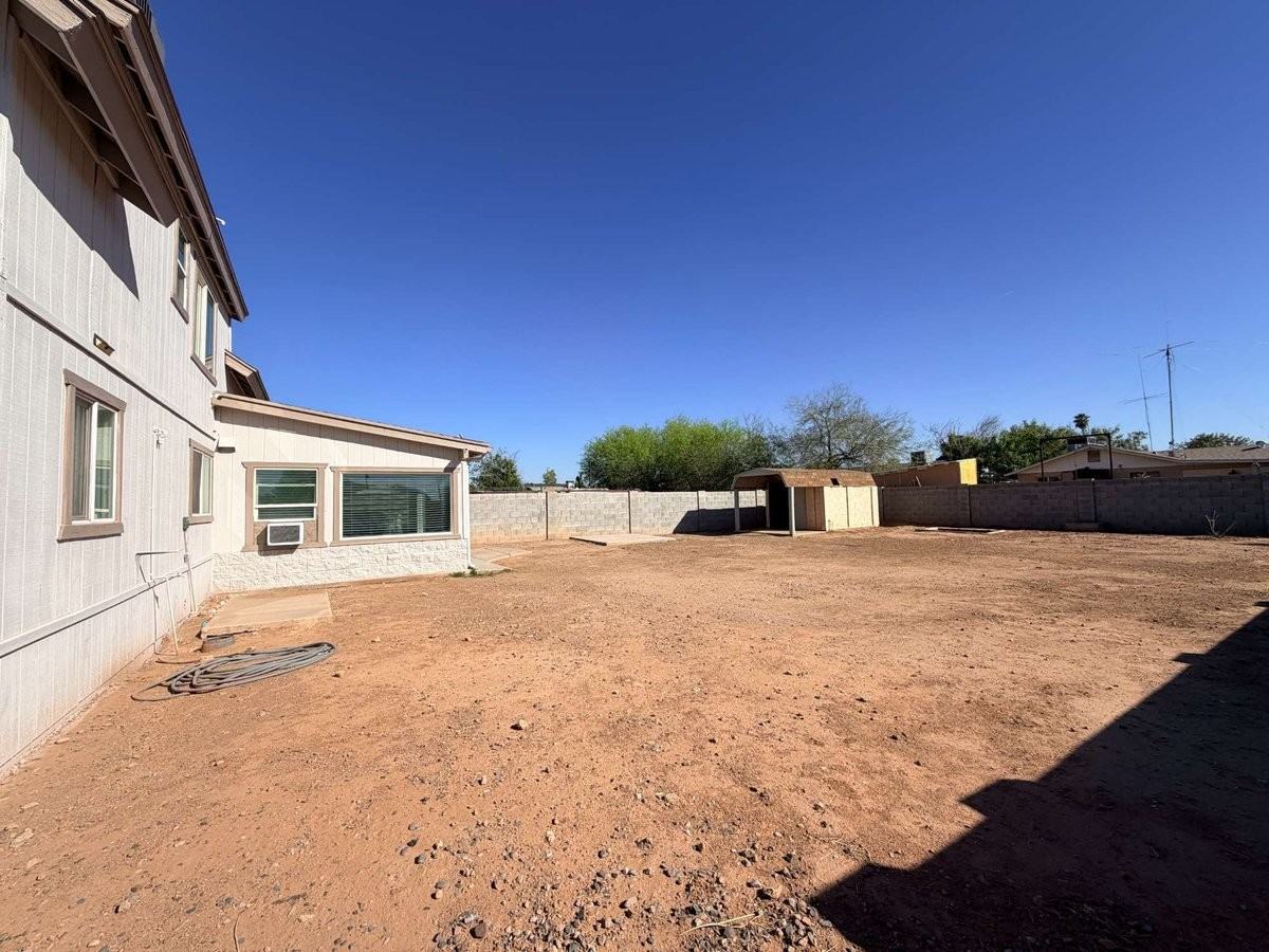 2423 E Maryland Dr - Photo 4 of 29