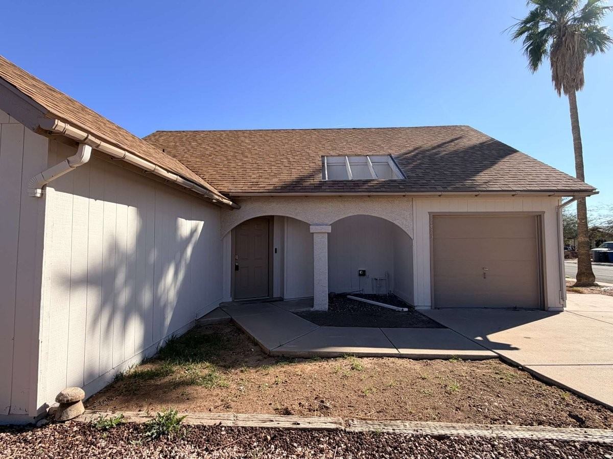 2423 E Maryland Dr - Photo 2 of 29