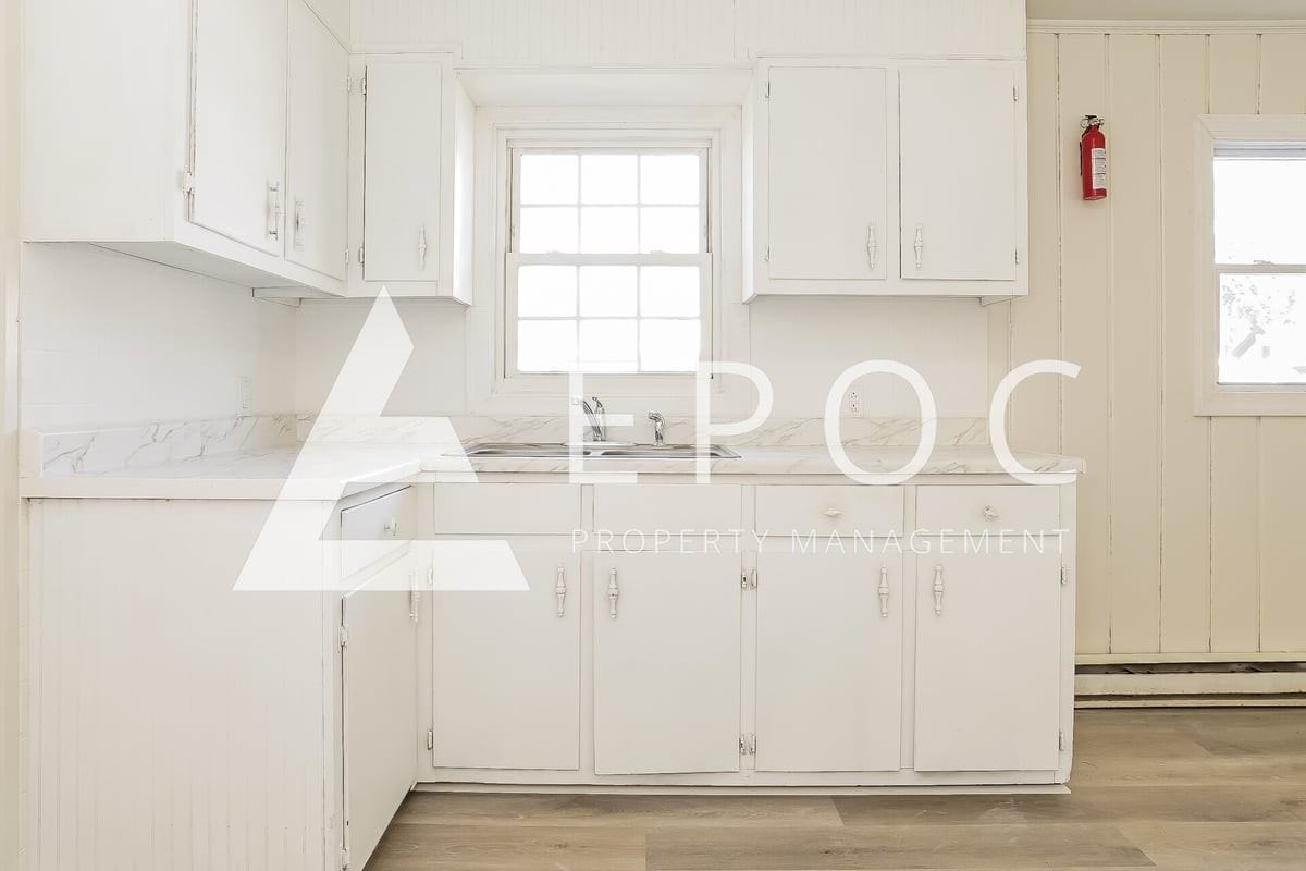 1126 Ne 23rd St - Photo 3 of 13