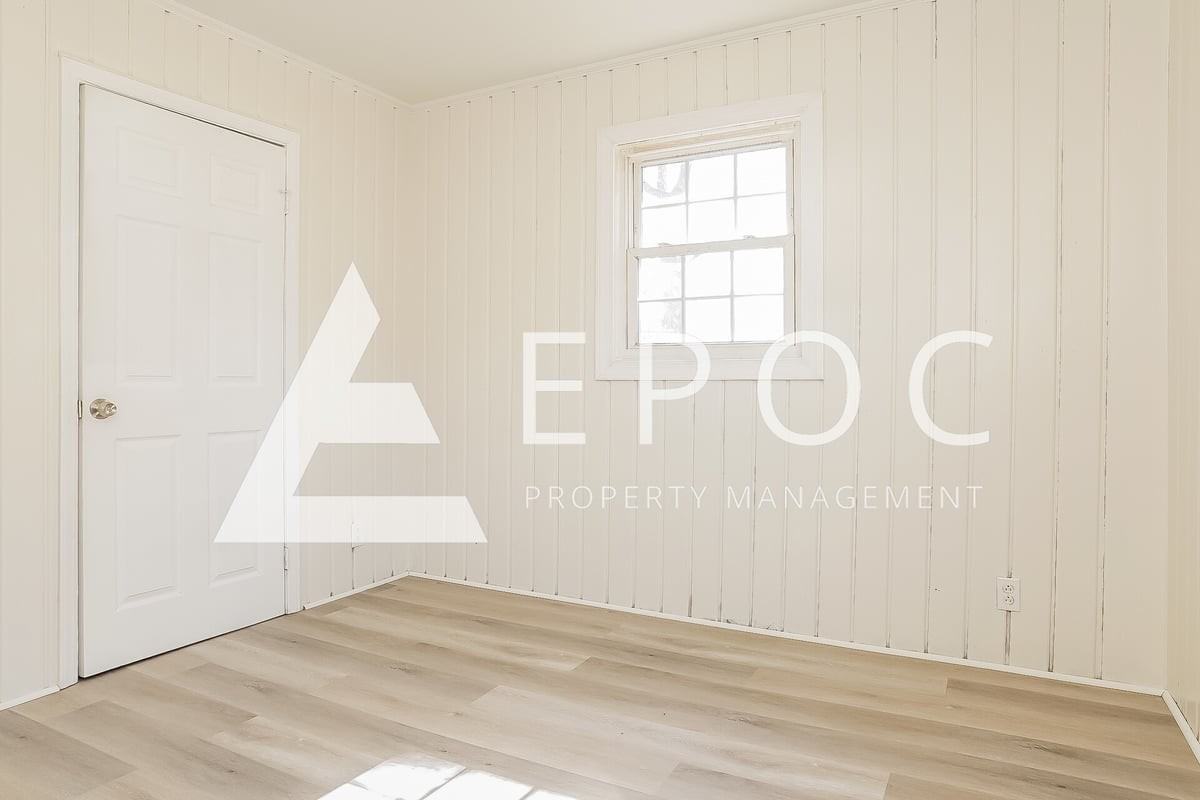 1126 Ne 23rd St - Photo 4 of 13