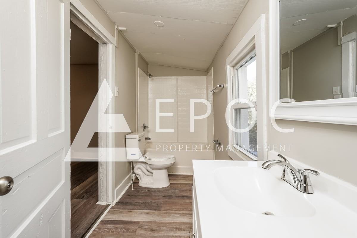 1604 Ne 22nd St - Photo 5 of 15