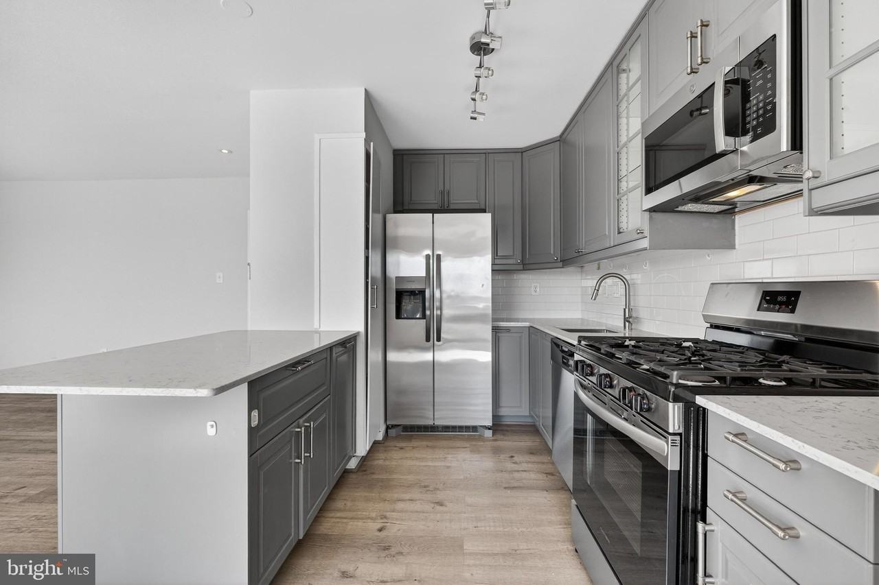 4241 Columbia Pike Apt 601 - Photo 4 of 10