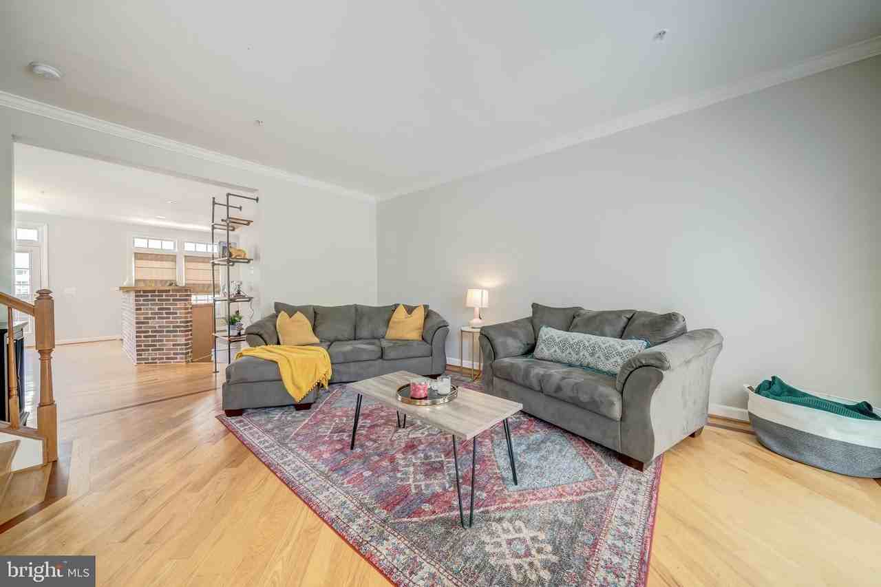 921 Harrison Cir - Photo 5 of 40