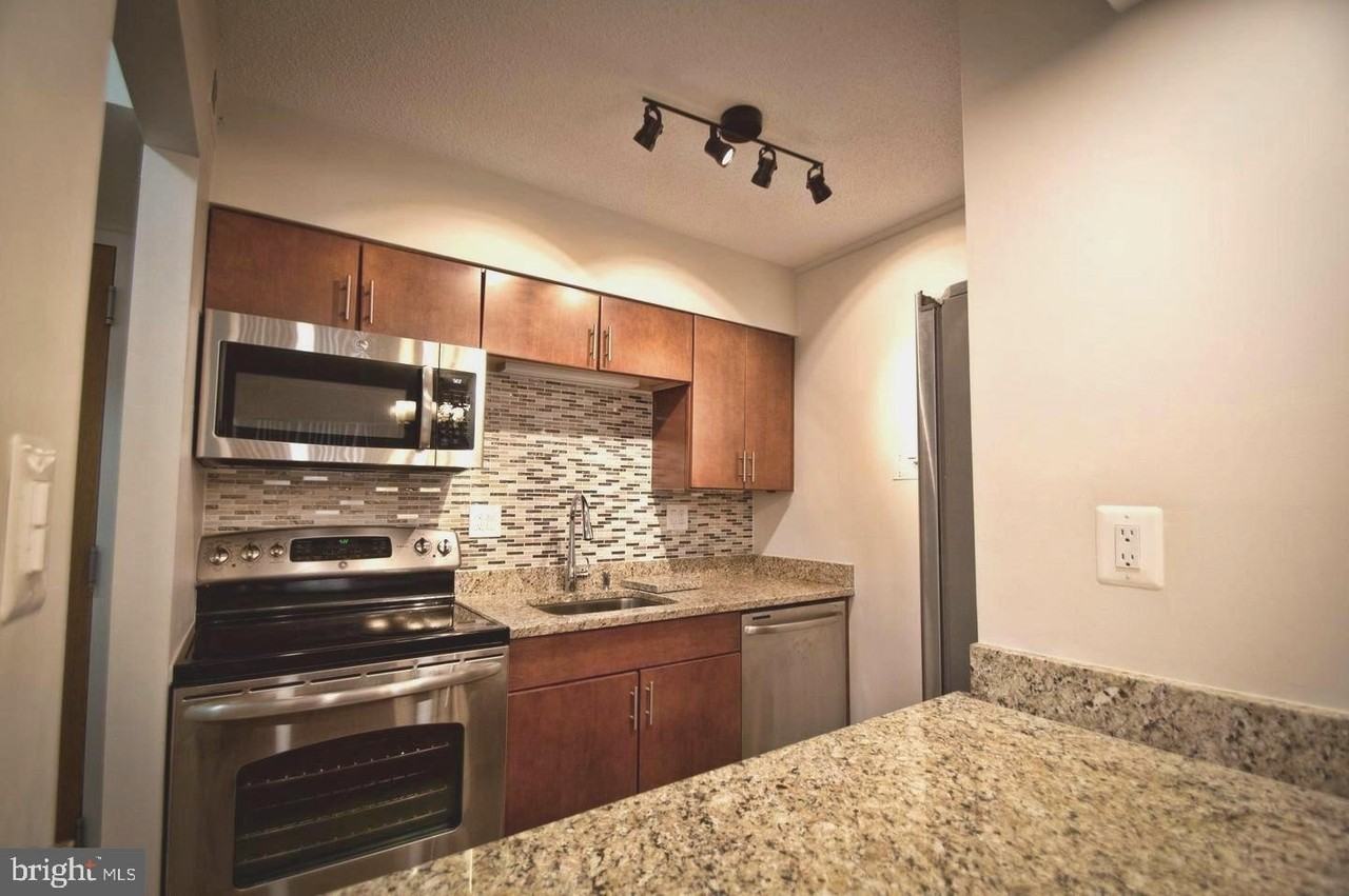 1808 Old Meadow Rd Apt 702 - Photo 3 of 19