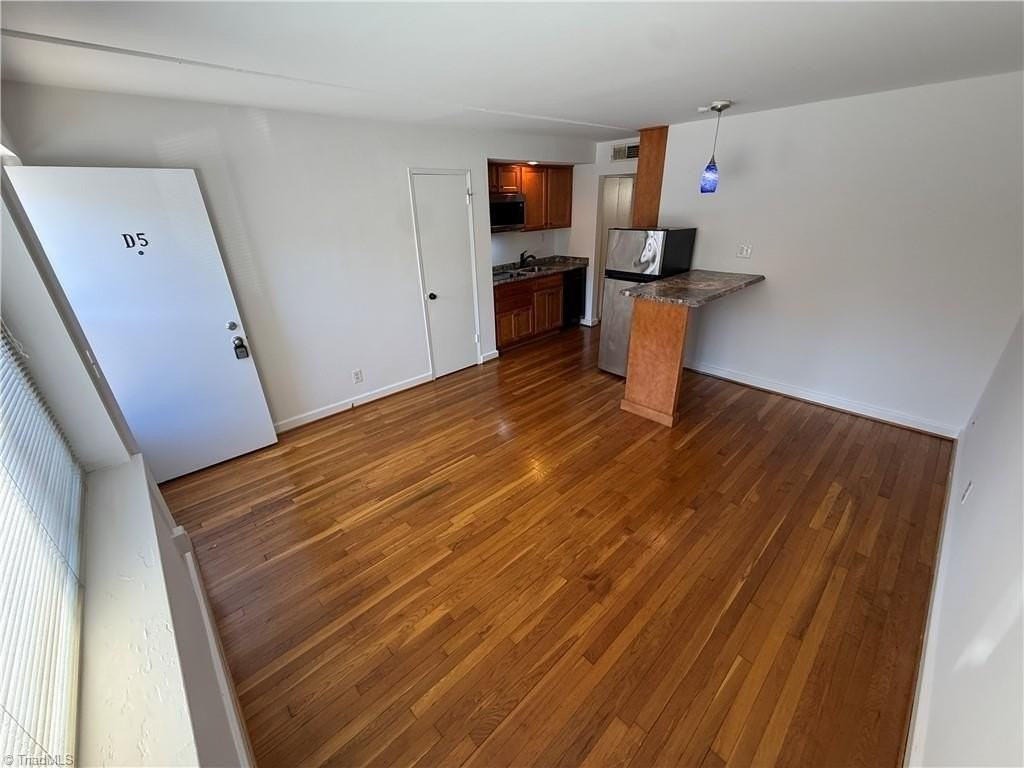 1902 Queen St #D5 - Photo 3 of 8