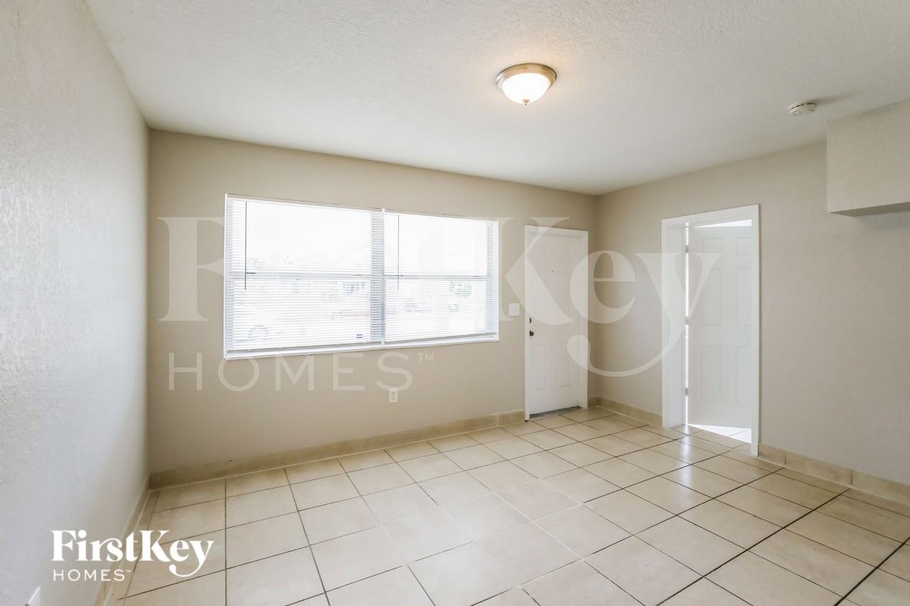 1481 Nw 44th St - Photo 2 of 16