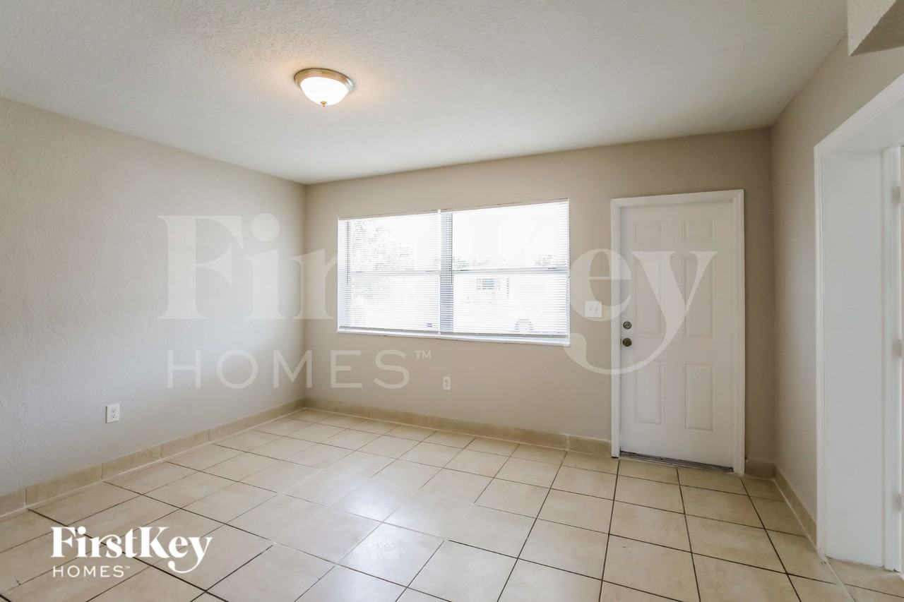 1481 Nw 44th St - Photo 3 of 16