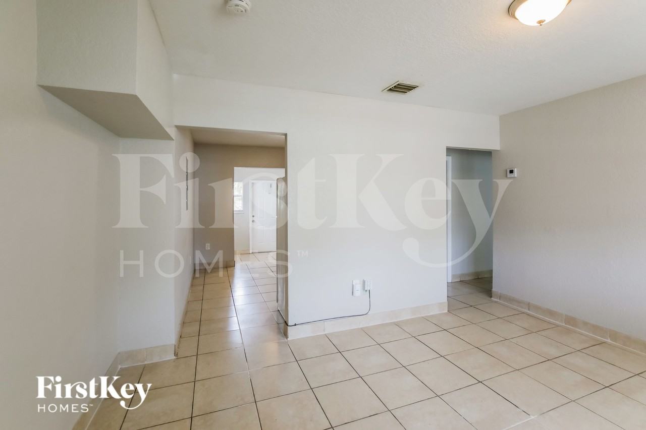 1481 Nw 44th St - Photo 4 of 16