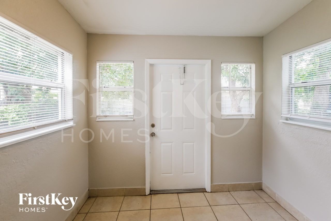 1481 Nw 44th St - Photo 5 of 16