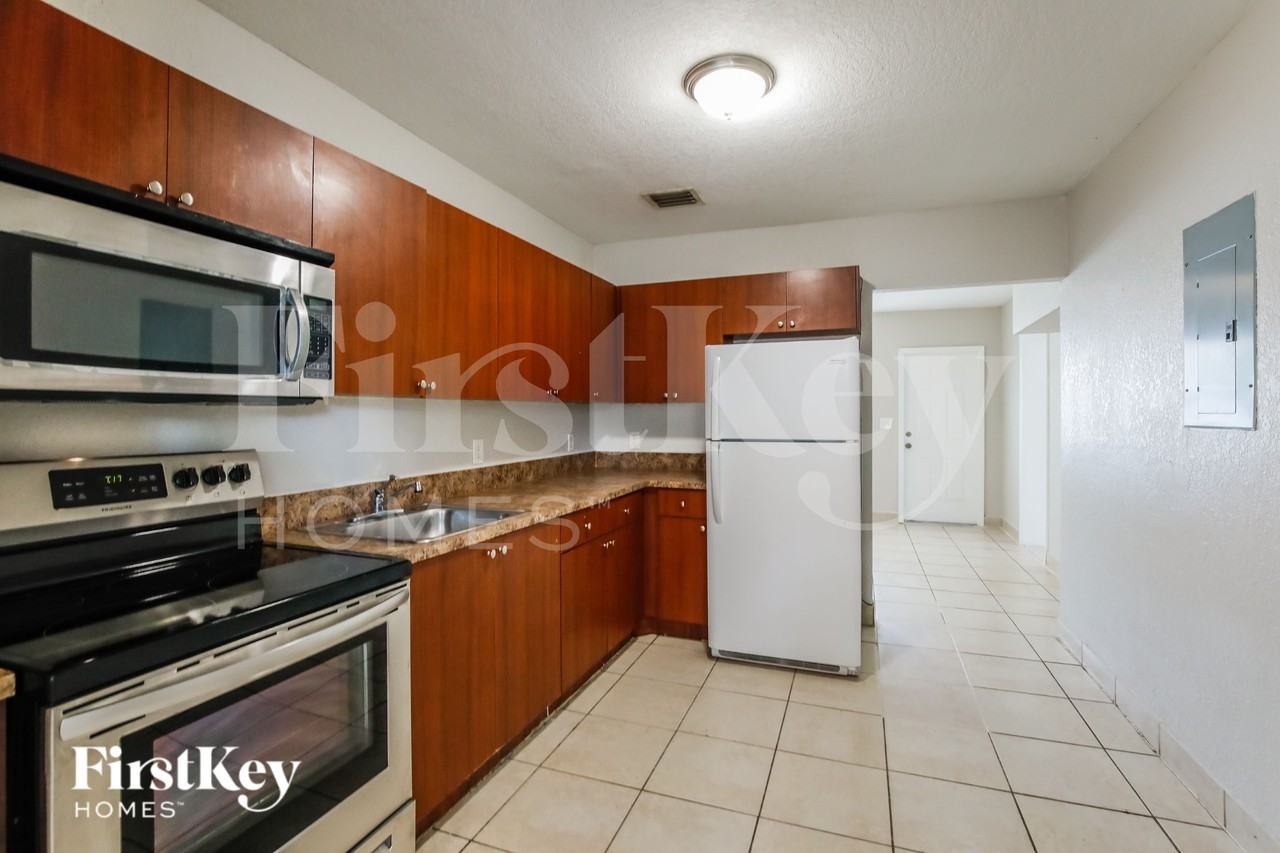 1481 Nw 44th St - Photo 6 of 16