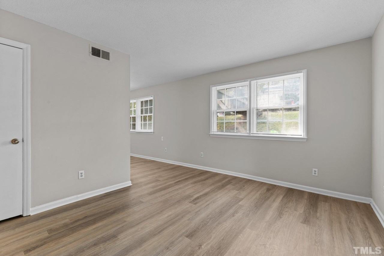 1823 White Oak Rd Apt B - Photo 3 of 36