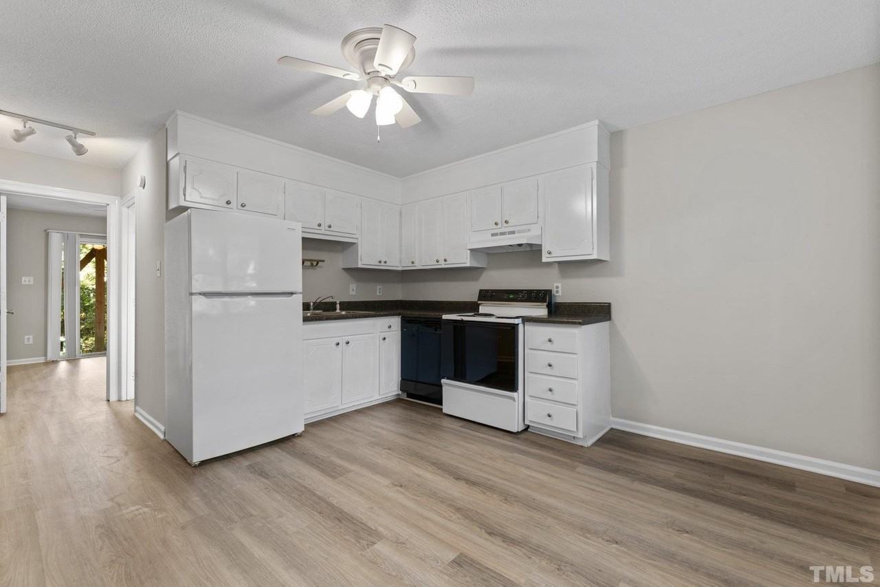 1823 White Oak Rd Apt B - Photo 5 of 36