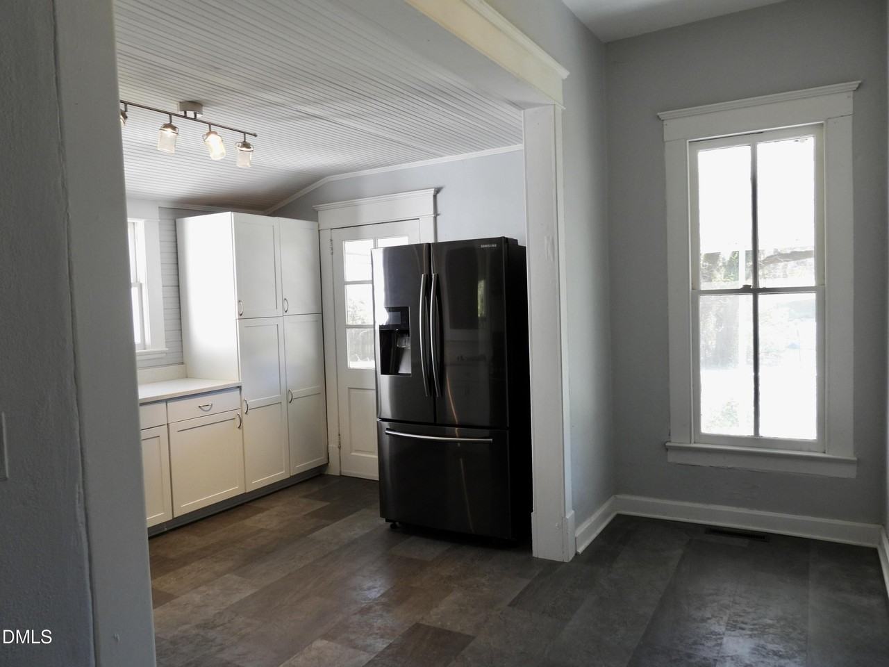 483 W Salisbury St - Photo 3 of 32