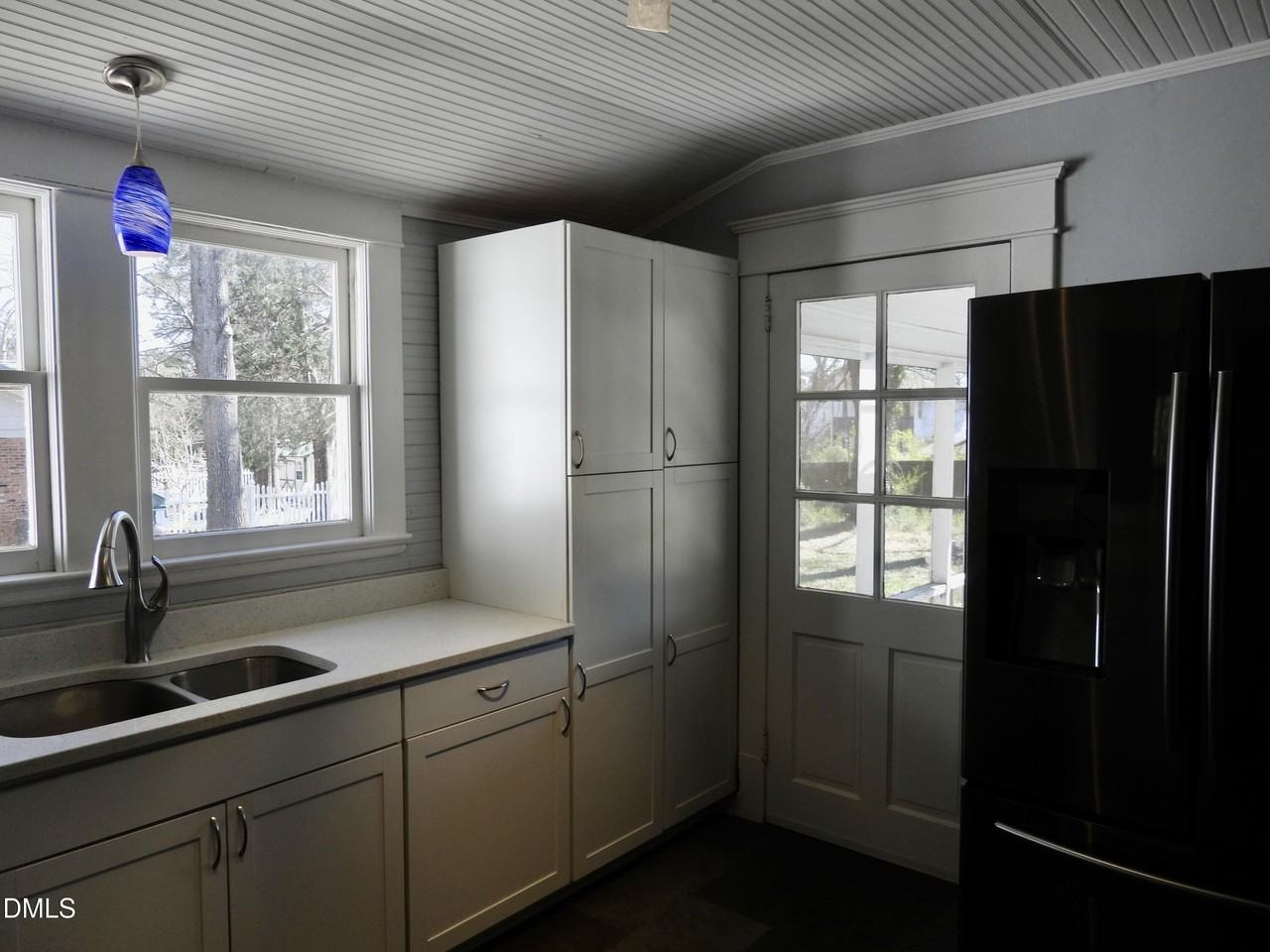 483 W Salisbury St - Photo 4 of 32