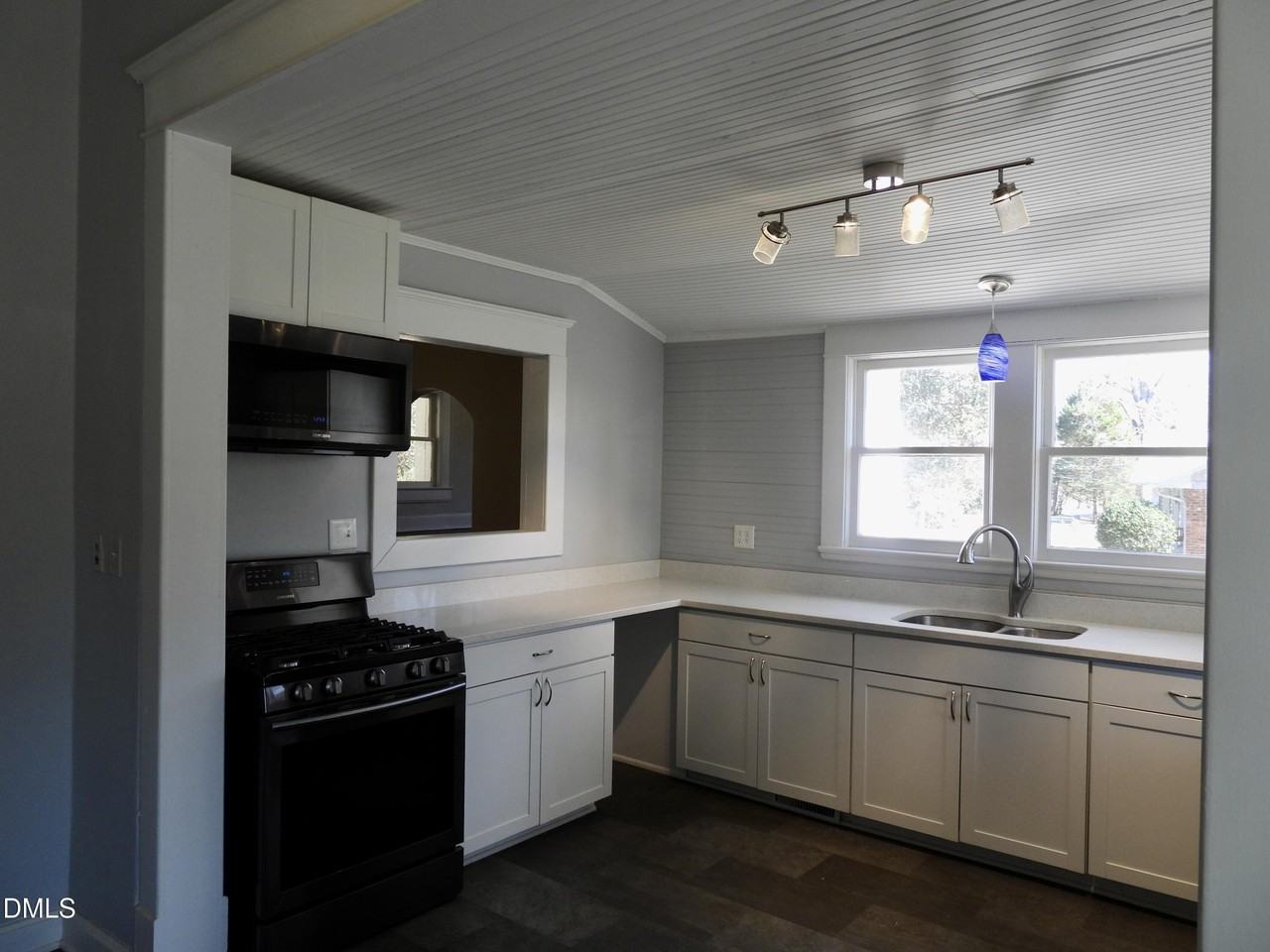 483 W Salisbury St - Photo 5 of 32