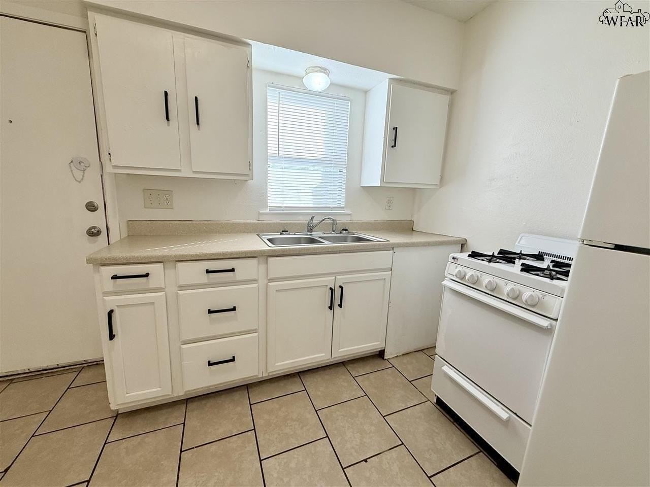 614 Sunset Dr - Photo 3 of 8